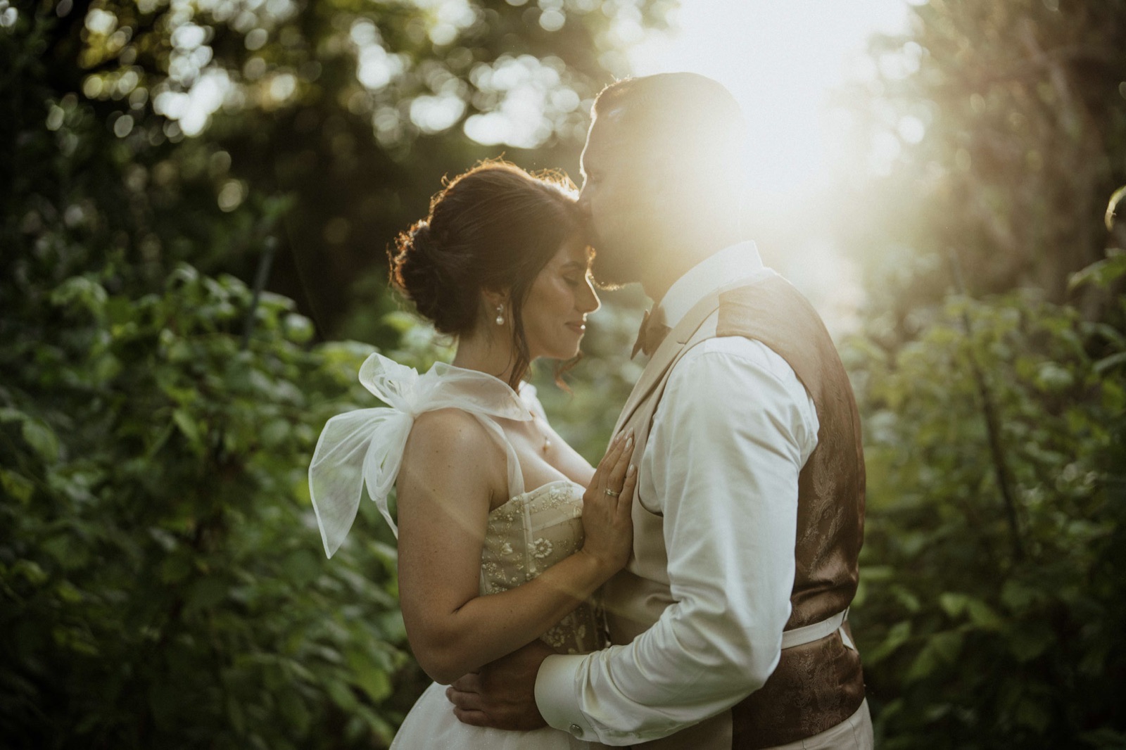 Freie Trauung im Gr&uuml;nen - Brautpaar bei Sonnenuntergang